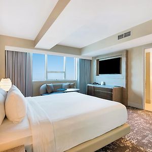 Zimmer mit Kingsize-Bett