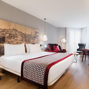 Zimmer mit Kingsize-Bett