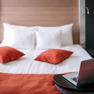Zimmer mit Kingsize-Bett