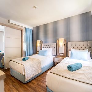 Familien-Zimmer mit zwei Einzelbetten