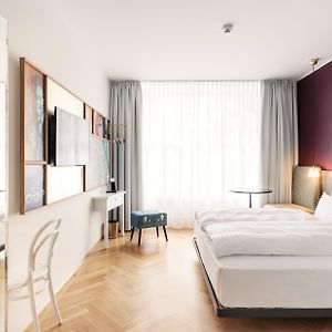 Zimmer mit Kingsize-Bett