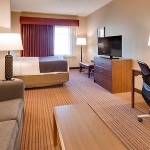 Suite mit Kingsize-Bett für Gäste mit Behinderungen