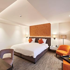 Zimmer mit Zugang für Rollstuhlfahrer mit Kingsize-Bett