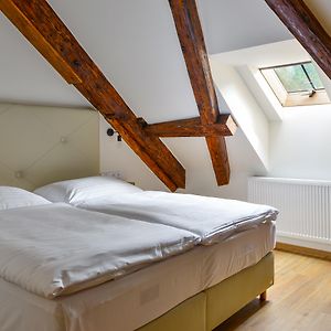 Kleines Zimmer mit Kingsize-Bett auf dem Dach