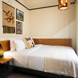 Zimmer mit Kingsize-Bett