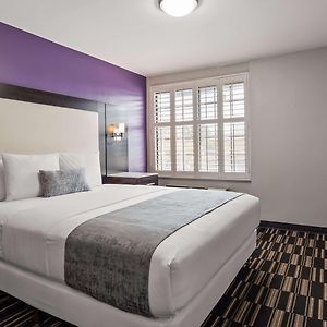 Zimmer mit Kingsize-Bett