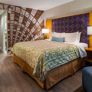 Zimmer mit Kingsize-Bett