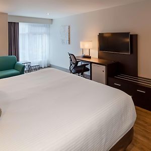 Zimmer mit Kingsize-Bett