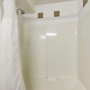 Zimmer mit Zugang für Rollstuhlfahrer mit Queensize-Bett
