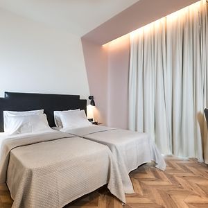 Großes Zimmer mit Kingsize-Bett