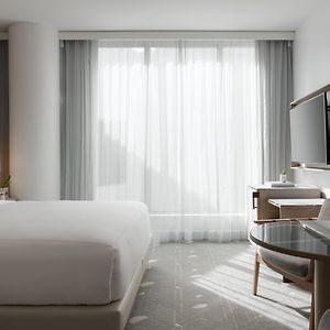Zimmer mit Kingsize-Bett