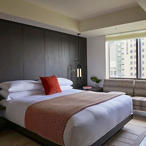Zimmer mit Kingsize-Bett