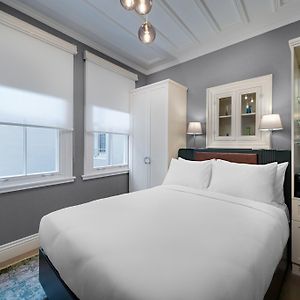 Zimmer mit Kingsize-Bett