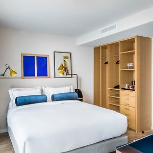 Zimmer mit Kingsize-Bett