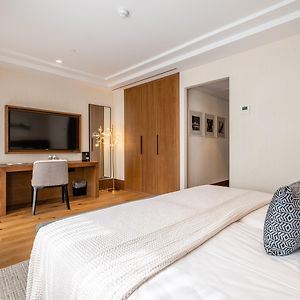 Zimmer mit Kingsize-Bett