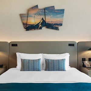 Zimmer mit Kingsize-Bett