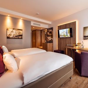 Zimmer mit Kingsize-Bett im Nebengebäude