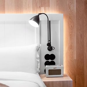 Kleines Zimmer mit Kingsize-Bett