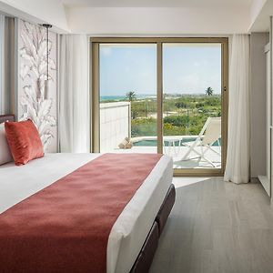 Deluxe Zimmer mit Kingsize-Bett und mit Schwimmbadblick