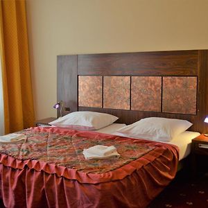 Zimmer mit Kingsize-Bett