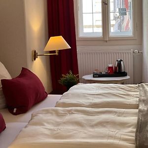 Zimmer mit Kingsize-Bett