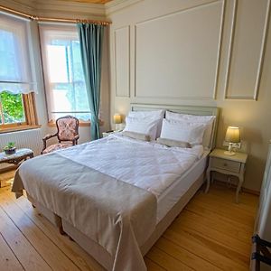 Großes Zimmer mit Kingsize-Bett