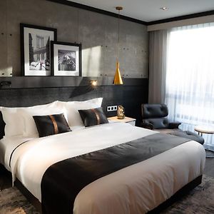 Zimmer mit Kingsize-Bett für Gäste mit Behinderungen