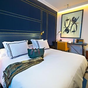 Kleines Zimmer mit Kingsize-Bett