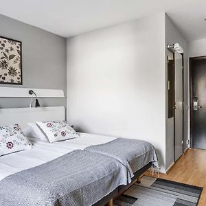 Zimmer mit Kingsize-Bett
