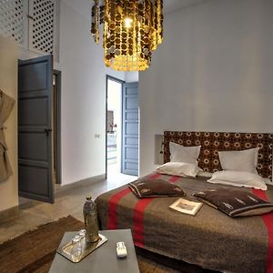 Zimmer mit Kingsize-Bett