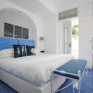 Zimmer mit Kingsize-Bett im Dachgeschoss