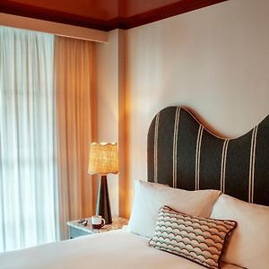 Zimmer mit Kingsize-Bett