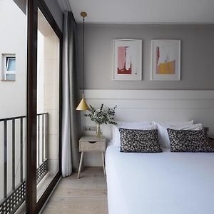 Kleines Zimmer mit Kingsize-Bett