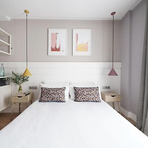 Kleines Zimmer mit Kingsize-Bett