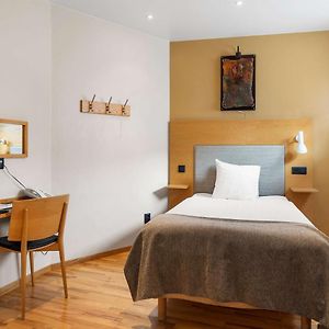 Zimmer mit Kingsize-Bett