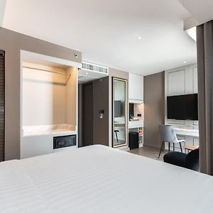 Zimmer mit Kingsize-Bett