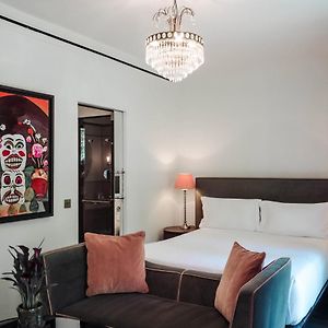 Zimmer mit Kingsize-Bett