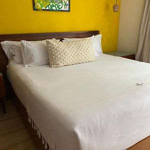 Zimmer mit Kingsize-Bett