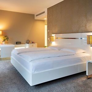 Zimmer mit Kingsize-Bett