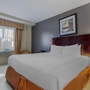 Zimmer mit Kingsize-Bett