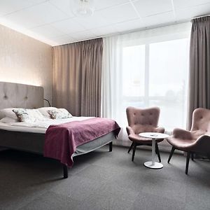 Zimmer mit Kingsize-Bett