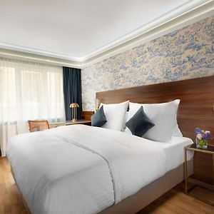 Gemütliches Zimmer mit Kingsize-Bett