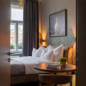 Zimmer mit Kingsize-Bett