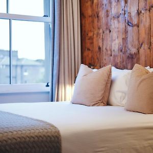 Kleines Zimmer mit Kingsize-Bett