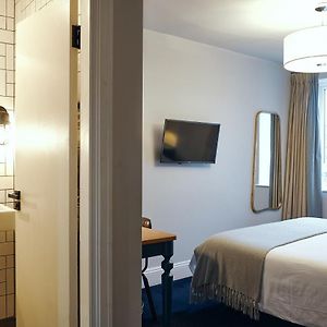Standard Zimmer mit Kingsize-Bett