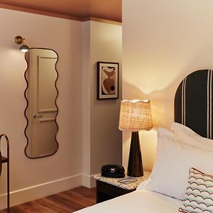 Zimmer mit Kingsize-Bett