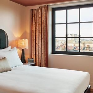 Gemütliches Zimmer mit Kingsize-Bett