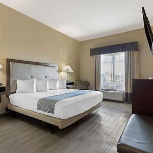 Zimmer mit Kingsize-Bett für Gäste mit Behinderungen