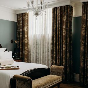 Mittelgroßes Zimmer mit Kingsize-Bett