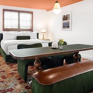 Zimmer mit Kingsize-Bett